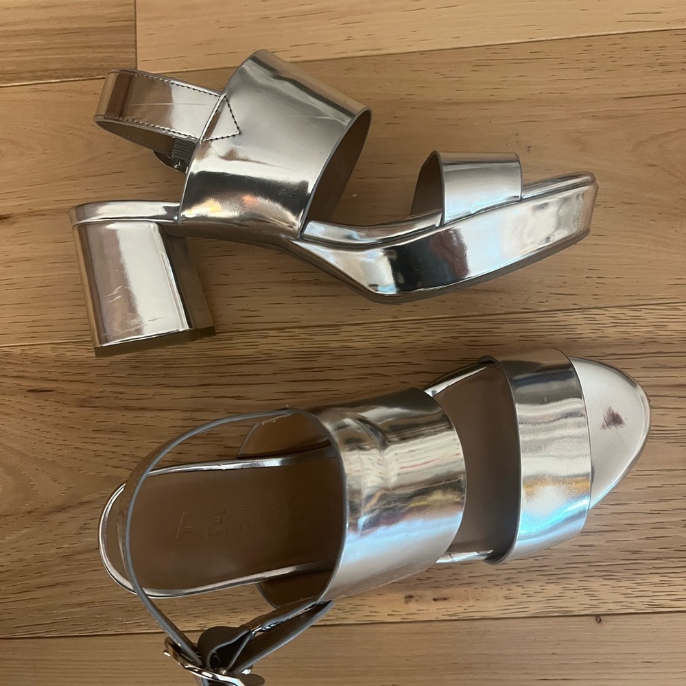 Comfortable Women's Platform Sandal in Silver Metallic Faux Leather (Camera)